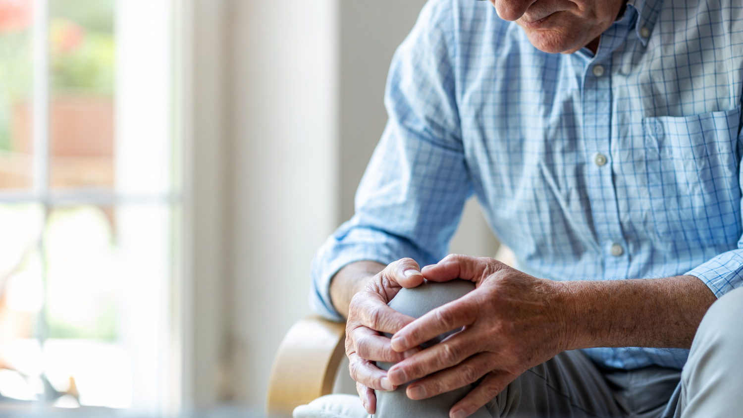 Man with pain in his knee